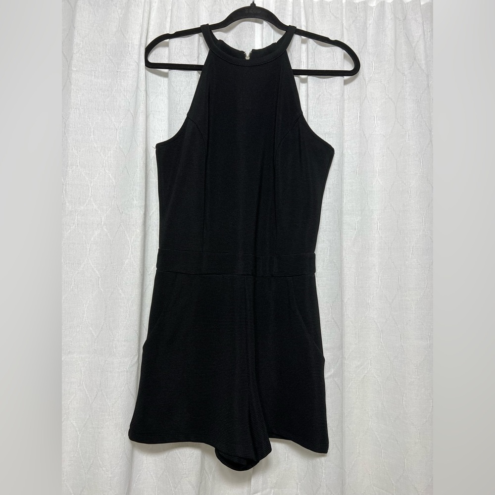 Super cute romper! Zipper in back